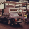 1280px-OREGONSODD-EVENPLANREDUCEDTHELINESATGASSTATIONSDURINGTHEFUELCRISISINTHEFALLANDWINTEROF1973-74....-NARA-555498.jpg