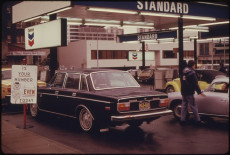 1280px-OREGONSODD-EVENPLANREDUCEDTHELINESATGASSTATIONSDURINGTHEFUELCRISISINTHEFALLANDWINTEROF1973-74....-NARA-555498.jpg