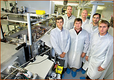 6 individuals in the L&#039;OASIS Group together in their lab